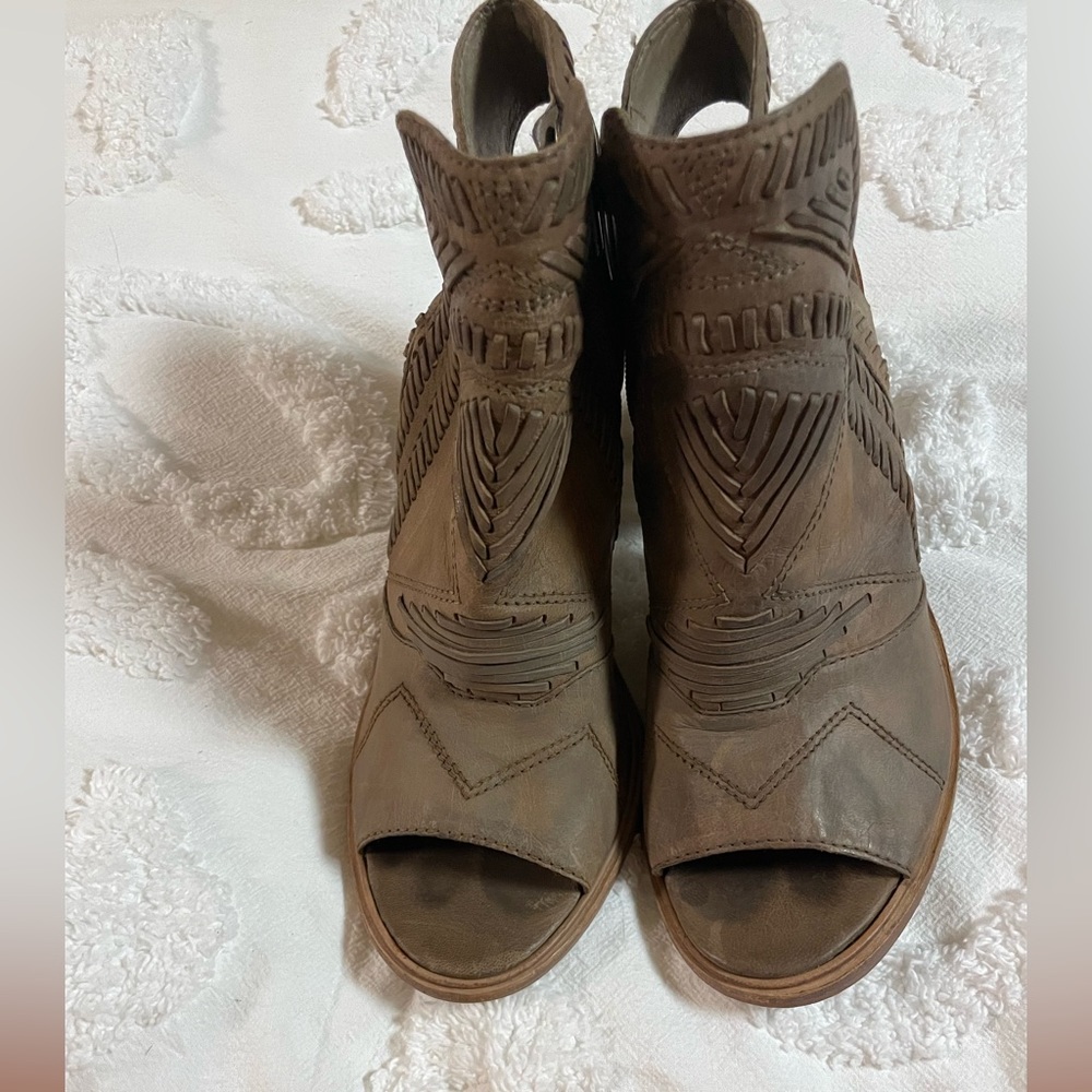 Vince Camuto Katrina Block Heel Bootie Western Style 8.5